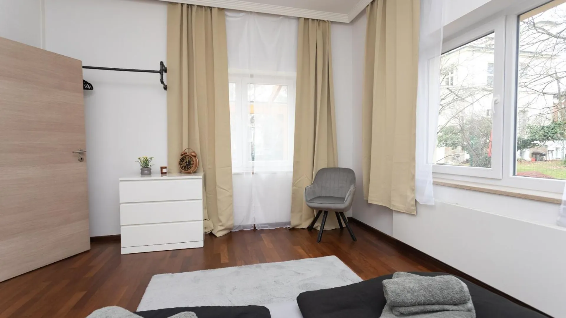Stadthaus Mit 2 Schlafzimmern & Wohnzimmer Mit Kamin - Kostenloser Privat-Parkplatz Auf Dem Grundstueck Leipzig 0*,  Germany