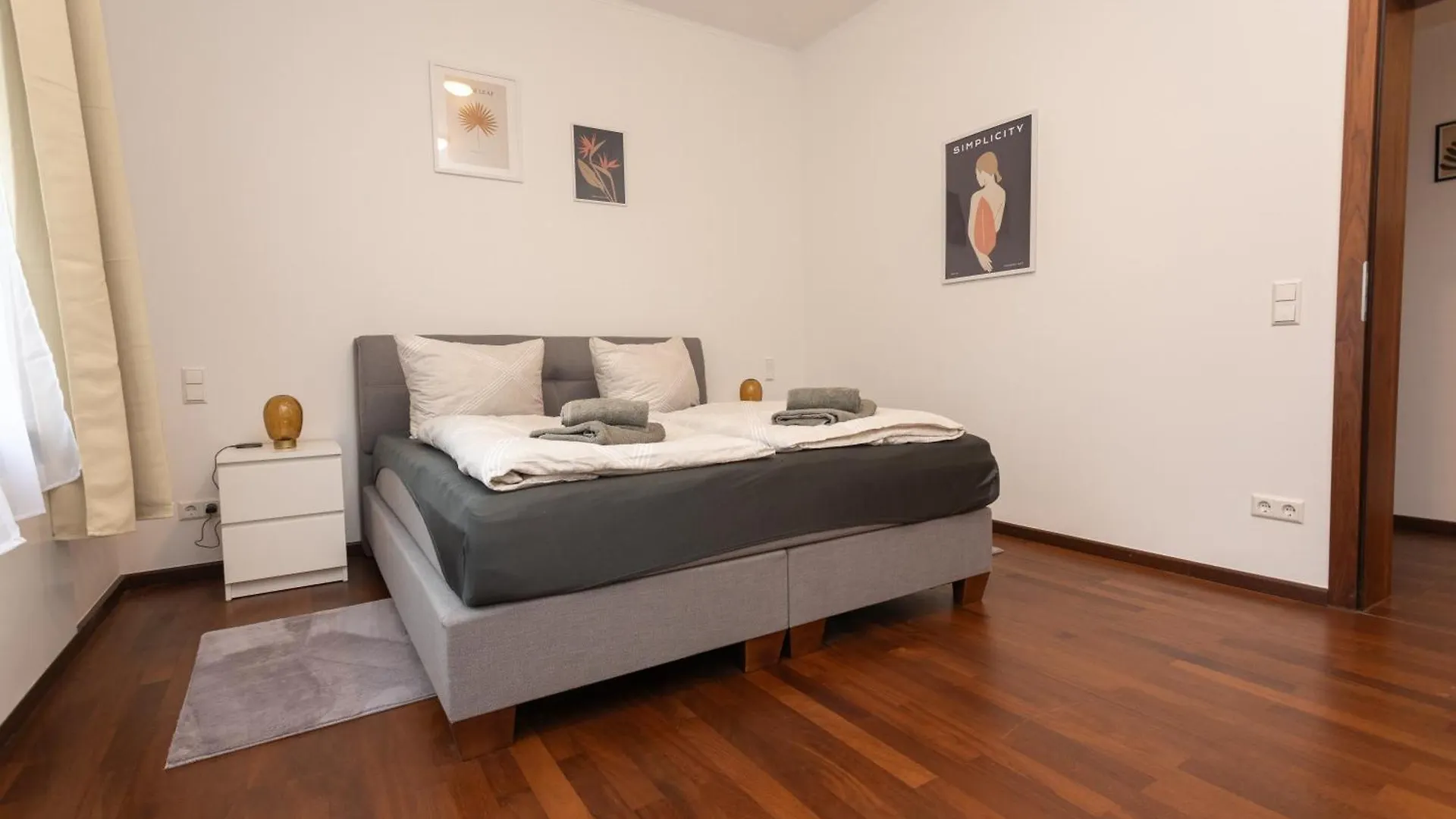 Stadthaus Mit 2 Schlafzimmern & Wohnzimmer Mit Kamin - Kostenloser Privat-Parkplatz Auf Dem Grundstueck Leipzig 0*,  Germany