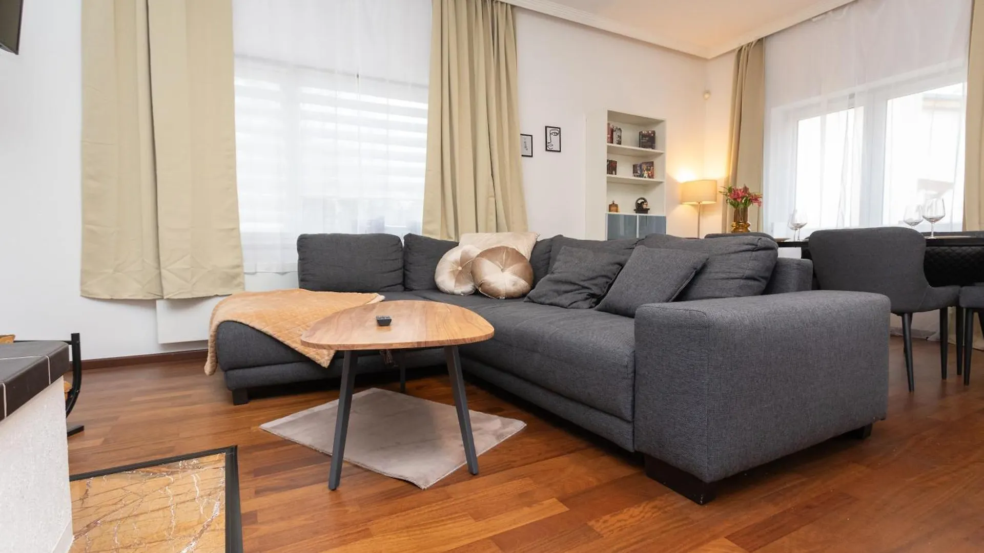 Holiday home Stadthaus Mit 2 Schlafzimmern & Wohnzimmer Mit Kamin - Kostenloser Privat-Parkplatz Auf Dem Grundstueck Leipzig Germany