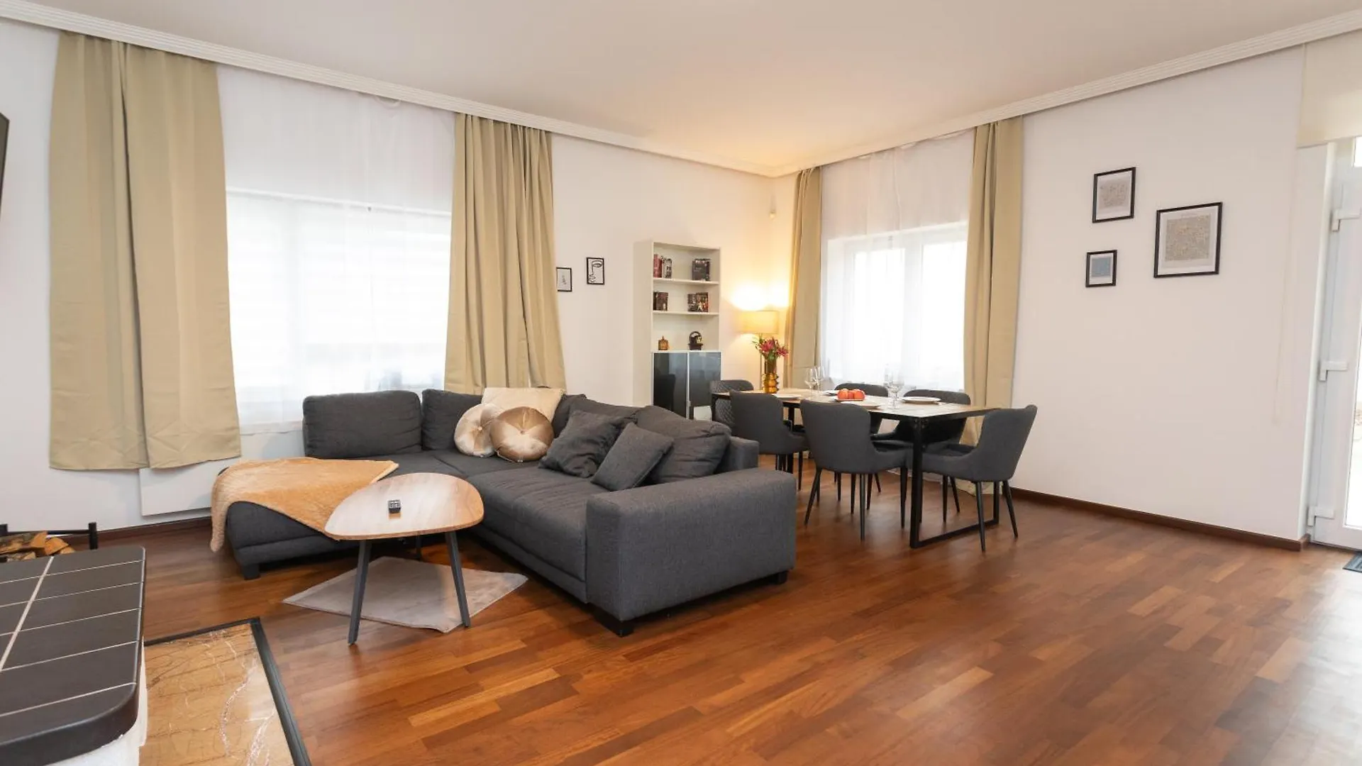 Stadthaus Mit 2 Schlafzimmern & Wohnzimmer Mit Kamin - Kostenloser Privat-Parkplatz Auf Dem Grundstueck Leipzig 0*,